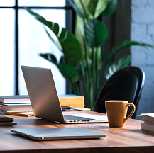 prenosnik na mizi s kavo